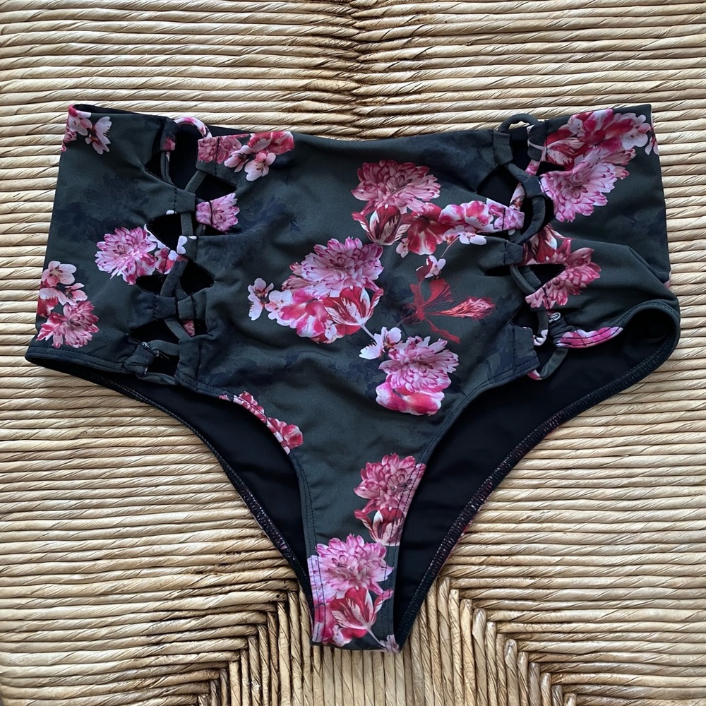 Beach Riot Bikini Bottom - Picture 2 of 7